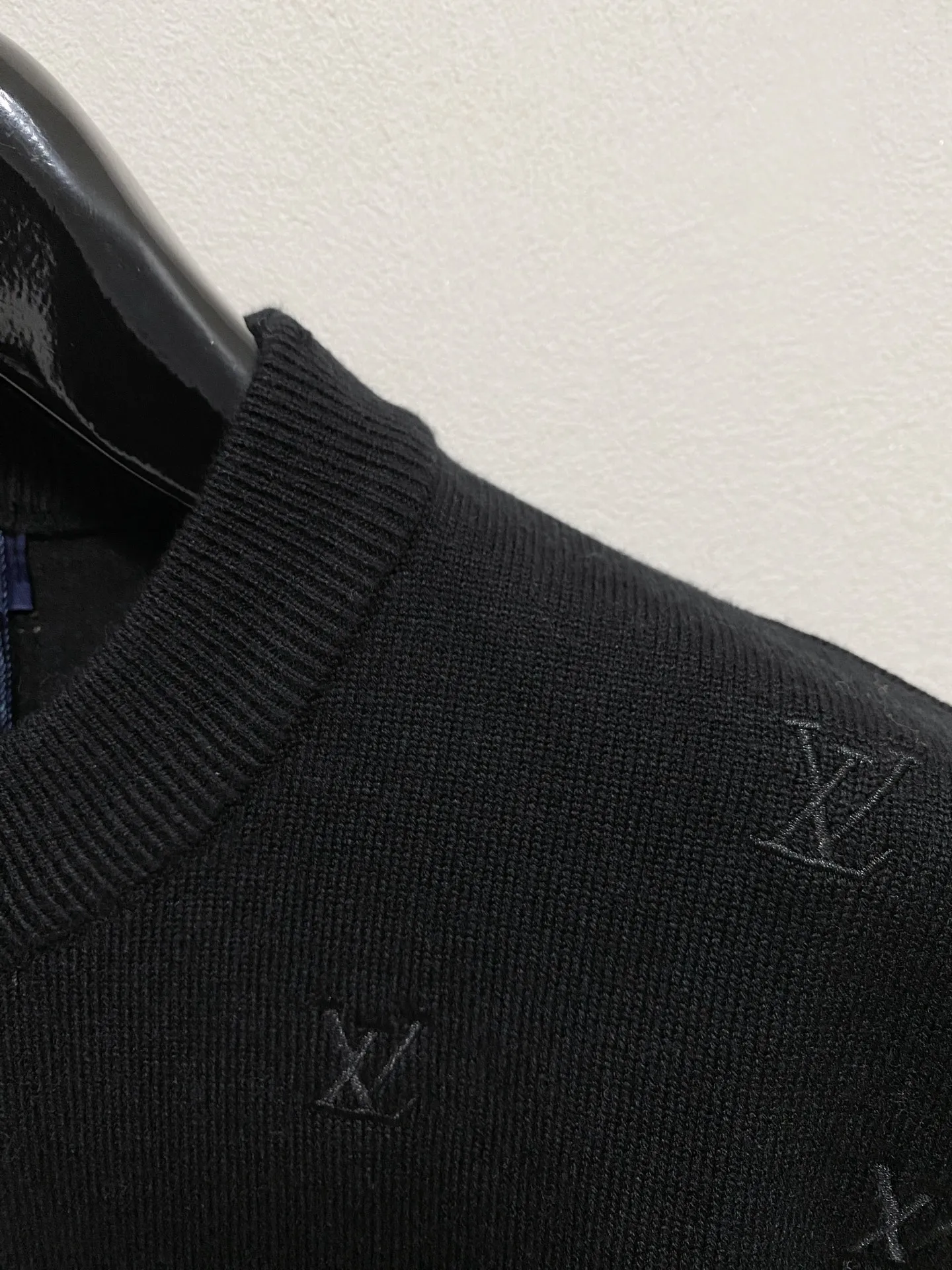 🅿️440 LV 2025 new wool blended round neck long sleeve sweater cardigan bottoming sweater, high-end version! The custom-made fabrics at the counter are highly breathable and comfortable, with impeccable details and brand element design concepts, reflecting high quality. It feels delicate and soft! It presents a casual cut and the upper body shape is great! 🐉Code size: M-3XL
